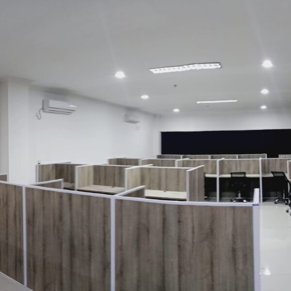 custom meja kantor partisi