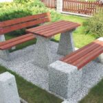 bangku beton dan meja kayu