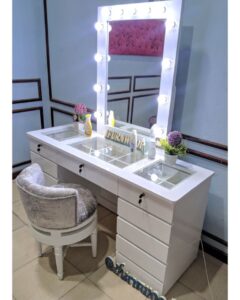 Kursi rias dengan desain lengkung halus tanpa ornamen