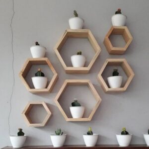 Rak dinding geometris tanpa aksen tambahan