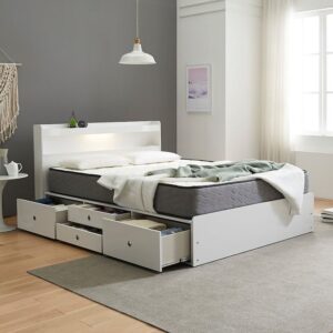 Tempat tidur dengan laci di bawahnya