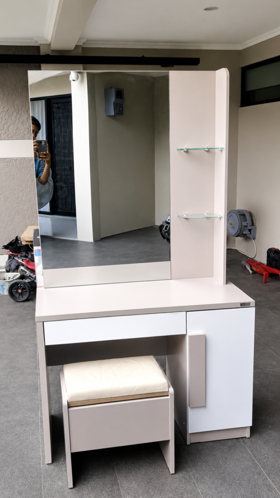 Meja Rias Modern