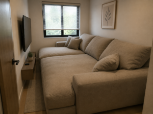 Ruang tamu minimalis dengan sofa besar